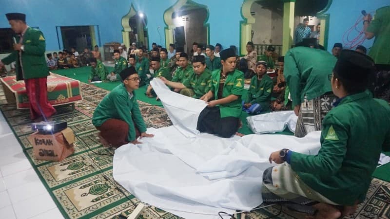 Ansor Lebaksiu Tegal Bekali Kader Cara Mengafani Jenazah