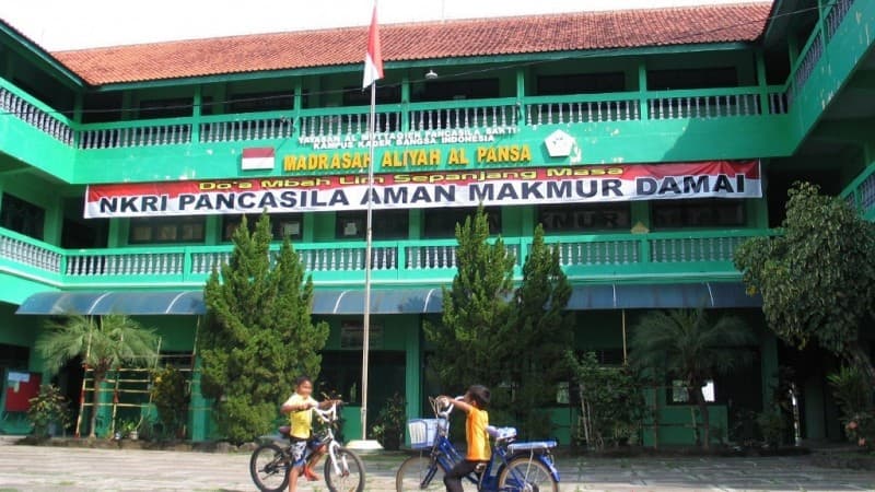 Mbah Liem dengan Pesantren Pancasila Saktinya