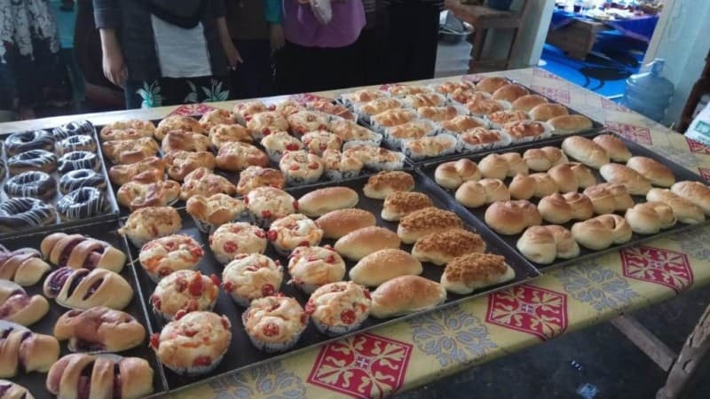 Pesantren Al-Hidayat Gerning Cetak Santri Pengusaha Roti