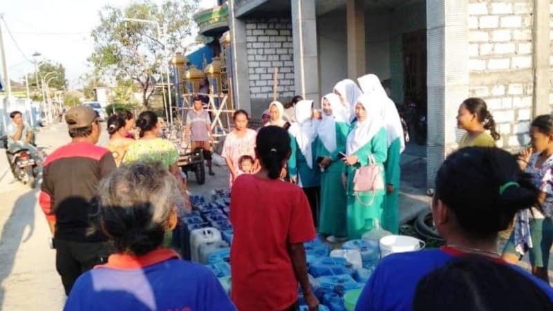 Tak Mau Kalah, Fatayat NU di Gresik Bagikan Air Bersih