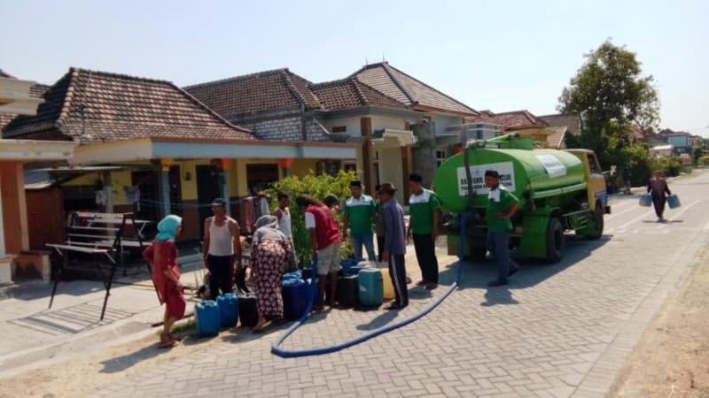 Peduli Kekeringan, Ansor Kawasan Gresik Kirim Air Bersih