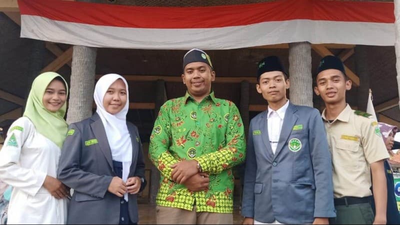 Tiba di Tegal, Zaenul Kader IPNU Surabaya Dihadiahi Batik Motif Tegalan