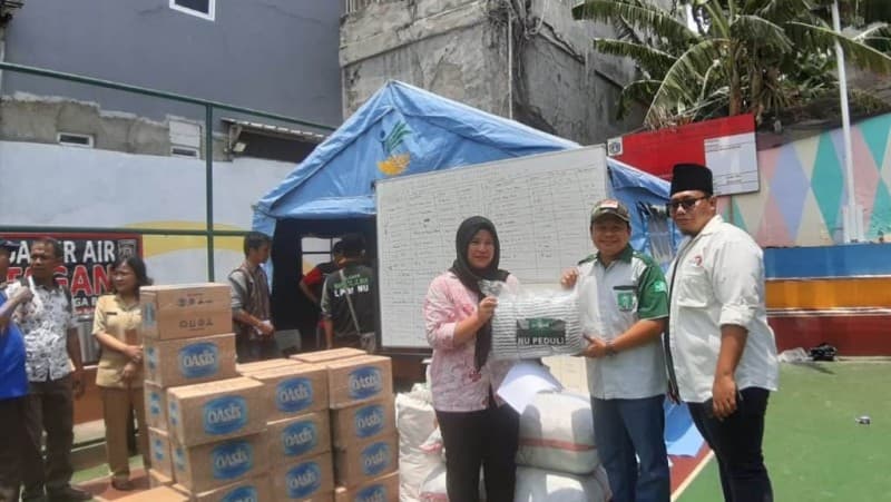 LPBINU DKI Serahkan Pakaian dan Sembako untuk Korban Kebakaran di Jakbar