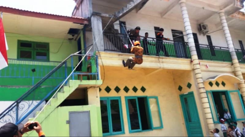 Meriahkan Hari Santri, Sekolah di Sidoarjo Gelar Simulasi Bencana