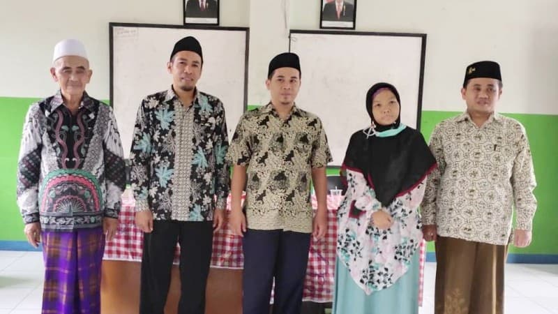 Sekolah Binaan Ma'arif NU Sumedang Ini Berikan Hadiah Umroh Kepada Gurunya
