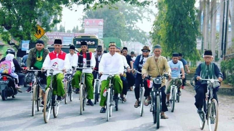 Pakai Sarung, Bupati Pringsewu Pimpin Gowes Santri Nusantara