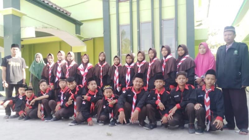 MTs Ma'arif Bojonegoro Asah Kemampuan Bahasa Asing Melalui Kemah