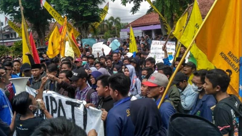 Dinilai Abai, PMII Jember Kembali Demo Bupati Faida