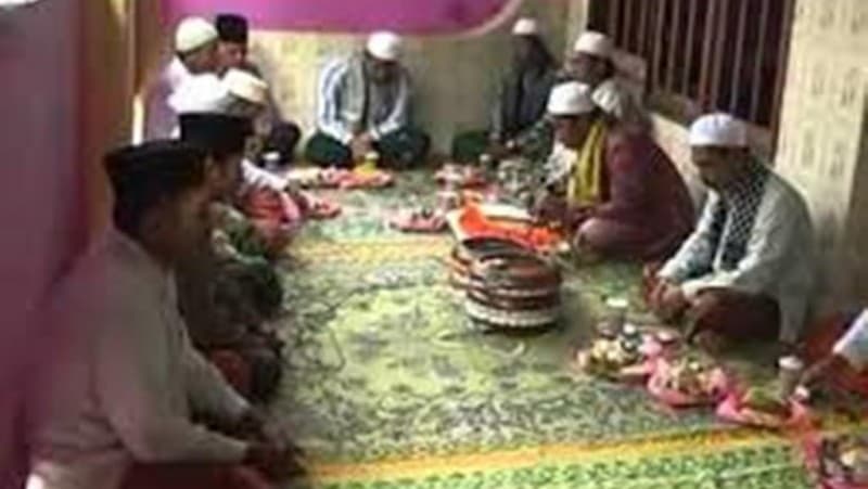 Tradisi Molang Areh Eratkan Harmoni Lintas Agama di Madura