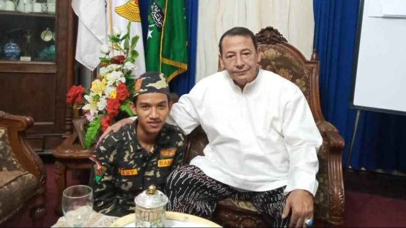 Saat Banser yang Nazar Jalan Kaki Tiba di Kediaman Habib Luthfi