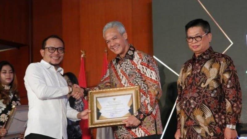 Menaker Beri Penghargaan pada Pimpinan Daerah Berprestasi