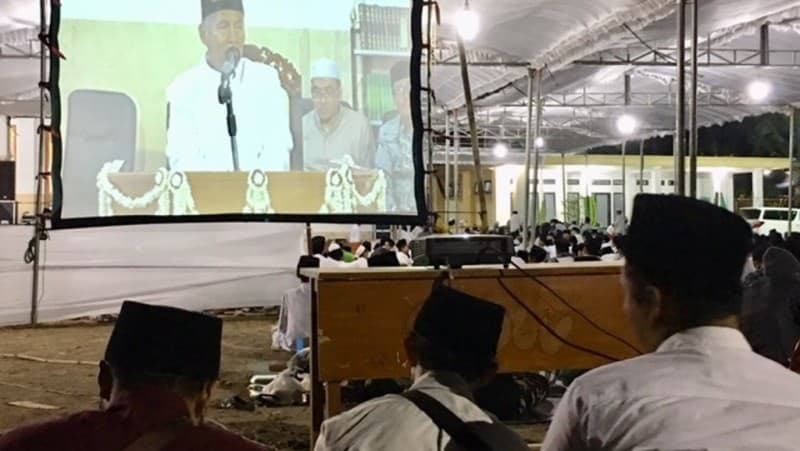 Geregetan, KH Marzuki Mustamar Siap Tulis 'Manaqib Bung Karno' dan 'Biografi Syekh Abdul Qadir Al-Jailani'