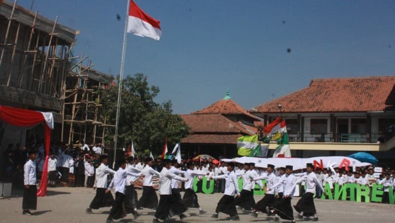 Santri Buntet Adakan Pawai, Upacara dan Ziarahi Makam Kiai Abbas