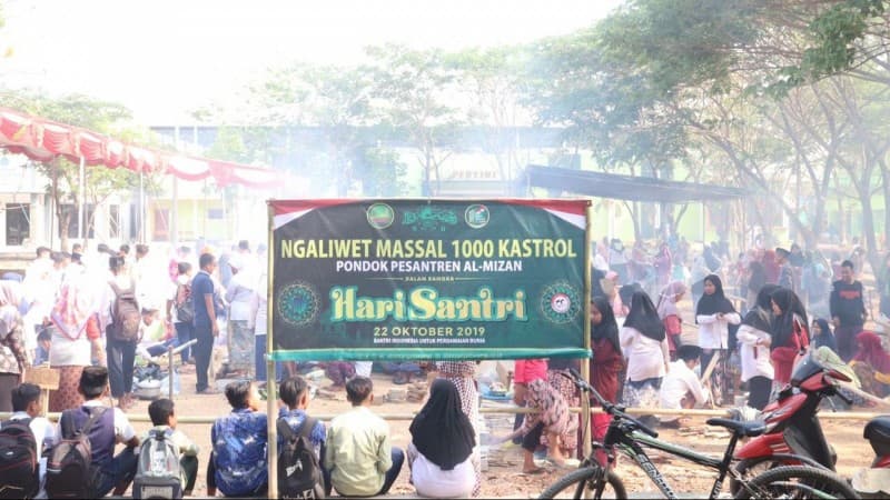 Pesantren di Majalengka Meriahkan Hari Santri dengan Liwetan Massal