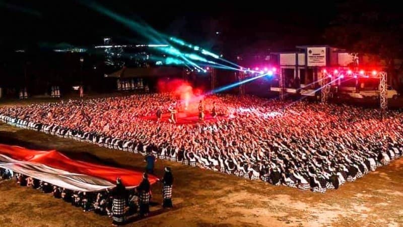 Parade Cahaya Ribuan Santri Putri di Malang untuk Persatuan Indonesia