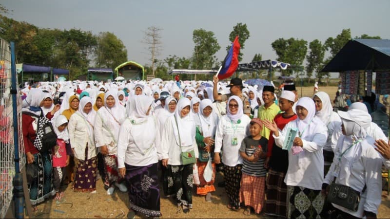Ribuan Santri dan masyarakat Songgom, Brebes Jalan Sehat Bersarung