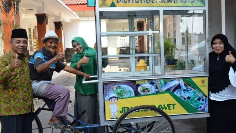 Baznas Trenggalek Bagikan Gerobak kepada Pedagang Jenang Dawet