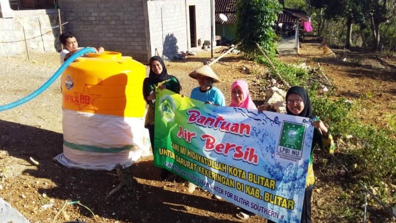 Debit Air Belum Normal, LPBINU Kabupaten Blitar Kirim Air Bersih