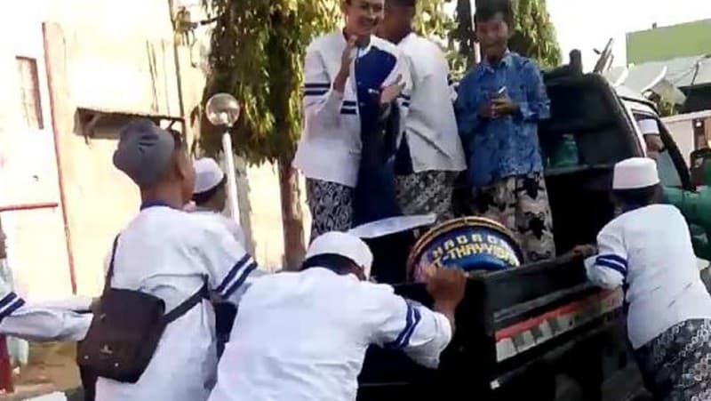 Santri Cirebon Dorong Mobil untuk Ikut Lomba Hadrah Festival Tajug