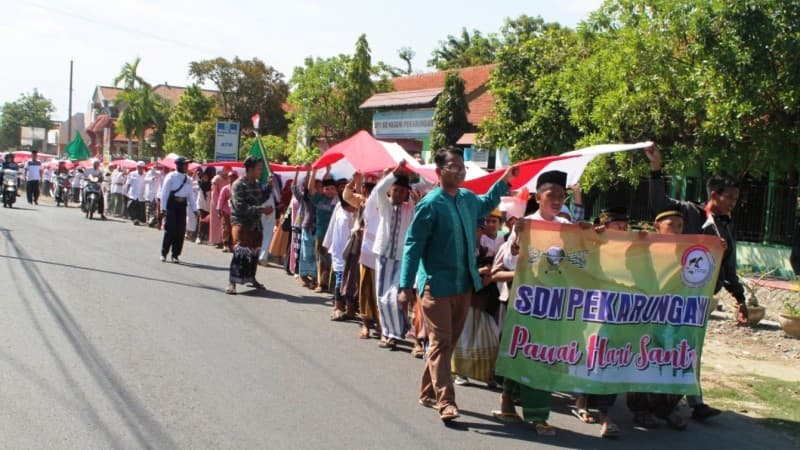 Kirab Bendera Merah Putih Raksasa Meriahkan Maulid di Sidoarjo 