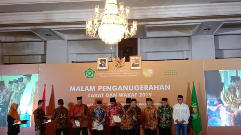 Menag Beri Penghargaan Tujuh Tokoh Penggerak Zakat dan Wakaf