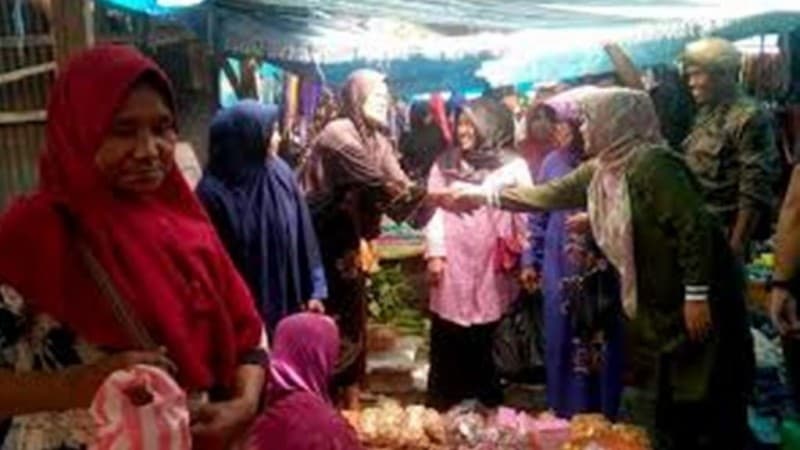 Pola Pendidikan Anak Sambil Berdagang di Sinjai