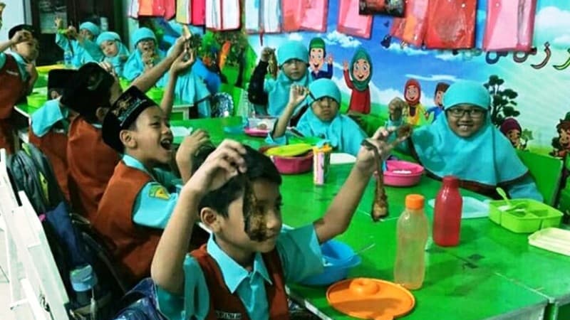 Ratusan Murid MINU di Sidoarjo Makan Ikan Massal