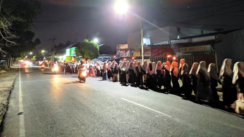 Pawai Obor Meriahkan Maulid Nabi di Ma’had UIN Lampung 