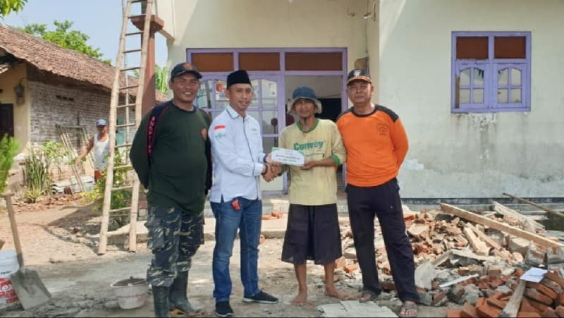 LAZISNU Jombang Bantu Banser yang Rumahnya Kena Puting Beliung