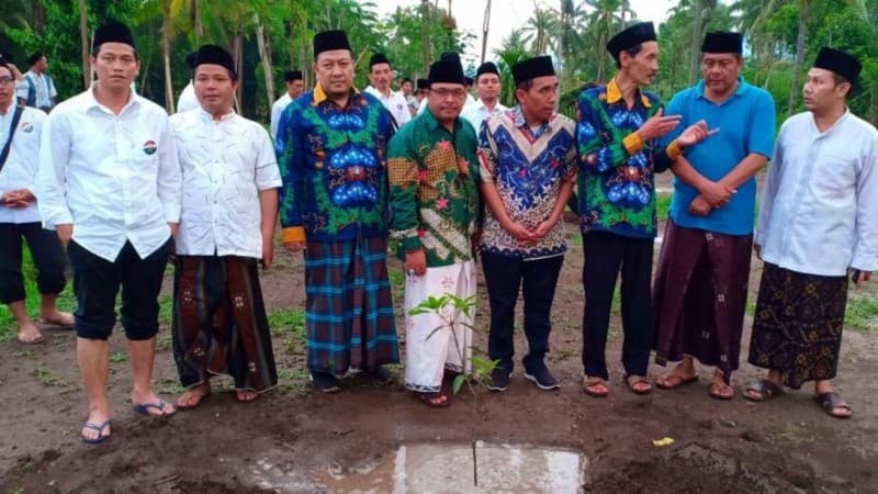 Agar Tetap Hijau, Panitia PKPNU Tanam Sawo di Pesantren Nurul Qarnain