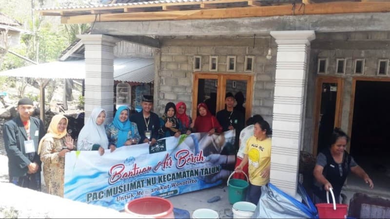 Debit Air Belum Normal, LPBINU Kabupaten Blitar Kirim Air Bersih