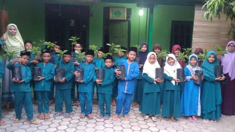 Tanam Pohon Buah, Kader NU Ambarawa Luncurkan Program Sedekah Bumi