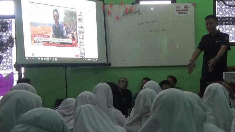 Forum Wartawan Sidoarjo Bekali Siswa SMK Plus NU Ilmu Jurnalistik  
