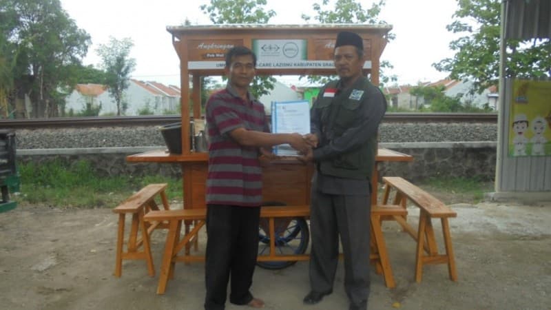 LAZISNU Sragen Beri Gerobak Angkringan untuk Mulyono