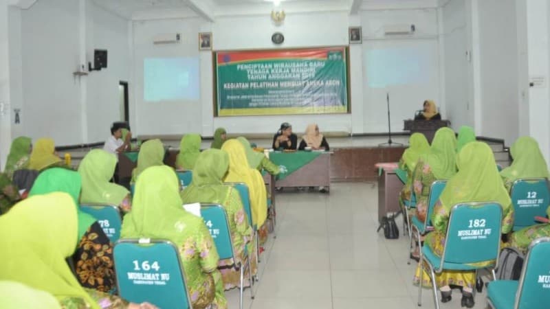 Buka Pelatihan Membuat Abon, Bupati Tegal Dorong Kader Muslimat NU Sukses Jadi Wirausaha