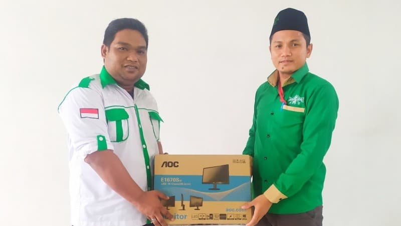 Ansor Gorontalo Serahkan Komputer untuk MTs Pesantren Sirojuth Tholibiin Sidomukti