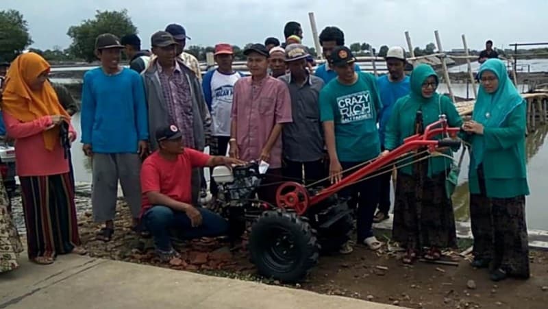 Petambak Garam Demak Terima Bantuan Peralatan dari Muslimat NU