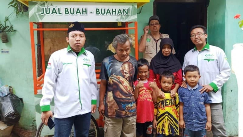 Serahkan Rombong, LAZISNU Jatim Dorong Tunanetra Jadi Muzakki