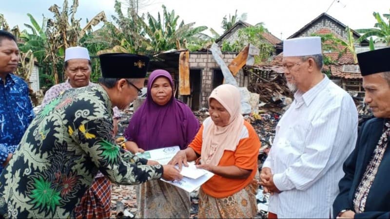 Tiga Rumah Warga Terbakar, NU dan LAZISNU Gresik Beri Santunan 