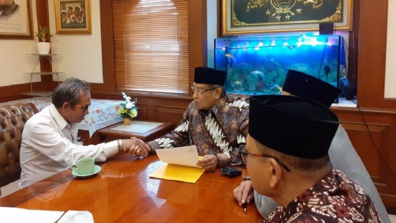 Kiai Said Bimbing Pria Asal Manado Masuk Islam