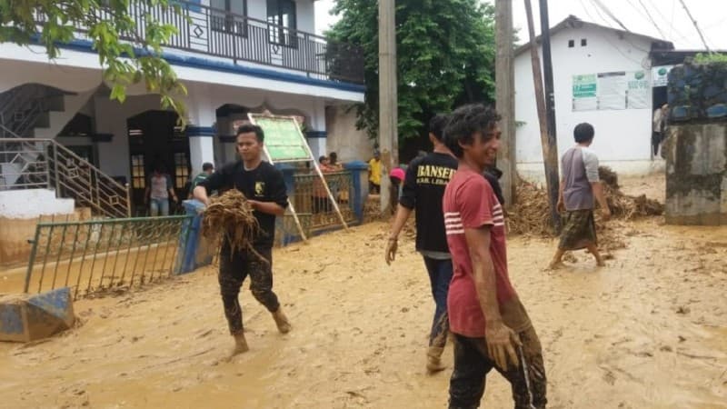 GP Ansor-Banser Lebak Bersihkan Masjid-Rumah Warga Akibat Banjir Bandang