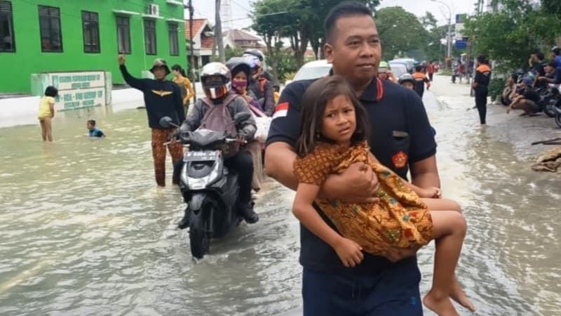 Banser dan CBP KPP IPNU-IPPNU Bantu Korban Banjir di Gresik