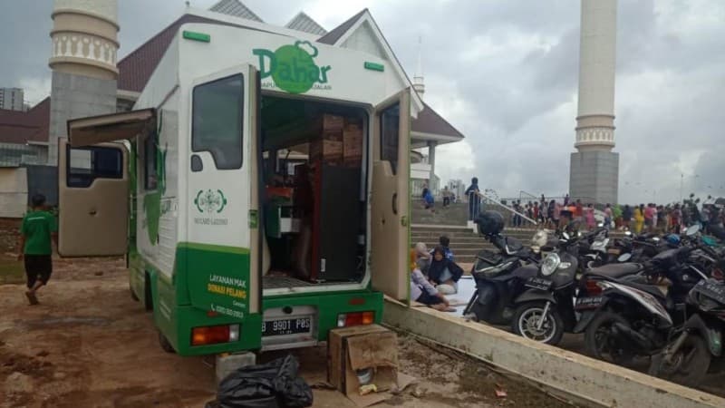 Tim NU Peduli Turunkan Bantuan Makanan di Masjid KH Hasyim Asyari