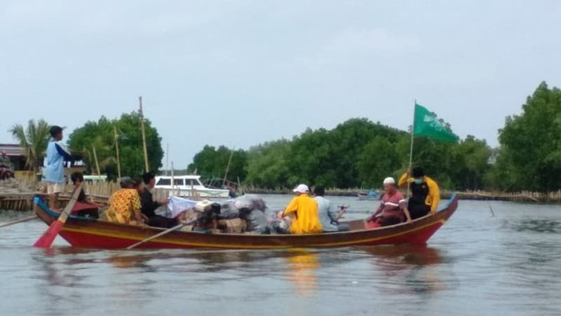 NU di Kawasan Bekasi Seberangi Laut Salurkan Bantuan Korban Banjir