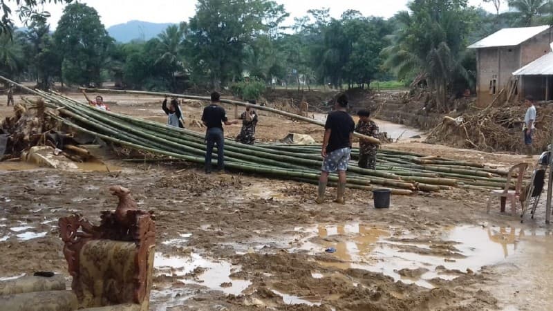 Banser Lebak Bangun Jembatan Bambu untuk Akses Korban Banjir