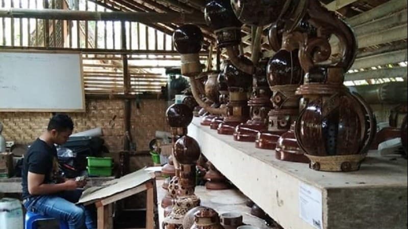 Aktivis PMII Ini Ubah Batok Kelapa Jadi Pernak-pernik Berharga