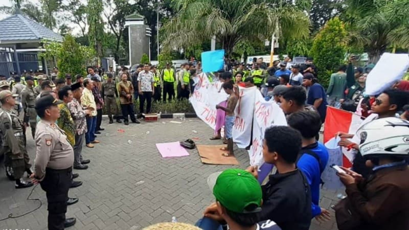 Penanganan Banjir Lambat, Massa Temui Bupati Gresik