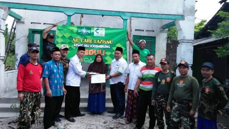Korban Angin Puting Beliung Terima Santunan dari LAZISNU di Sidoarjo 