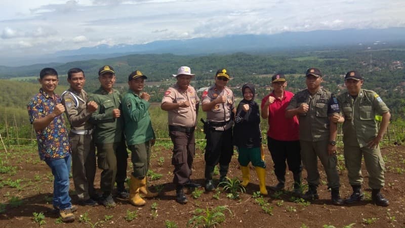 Polres dan Pemkot Banjar Tanam 38.655 Pohon