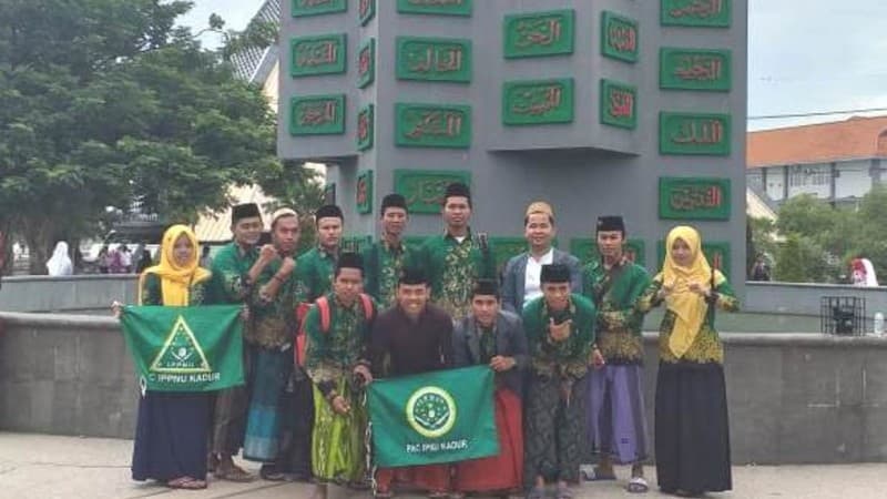 Tur Religi IPNU-IPPNU Kadur Kunjungi Makam Gus Dur
